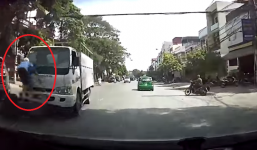 Xe máy lấn làn đấu đầu xe tải, người bay như phim hành động